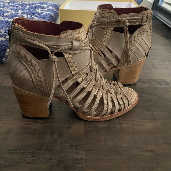 Women's Cream Strappy Heeled Sandals - Picture 8 of 8